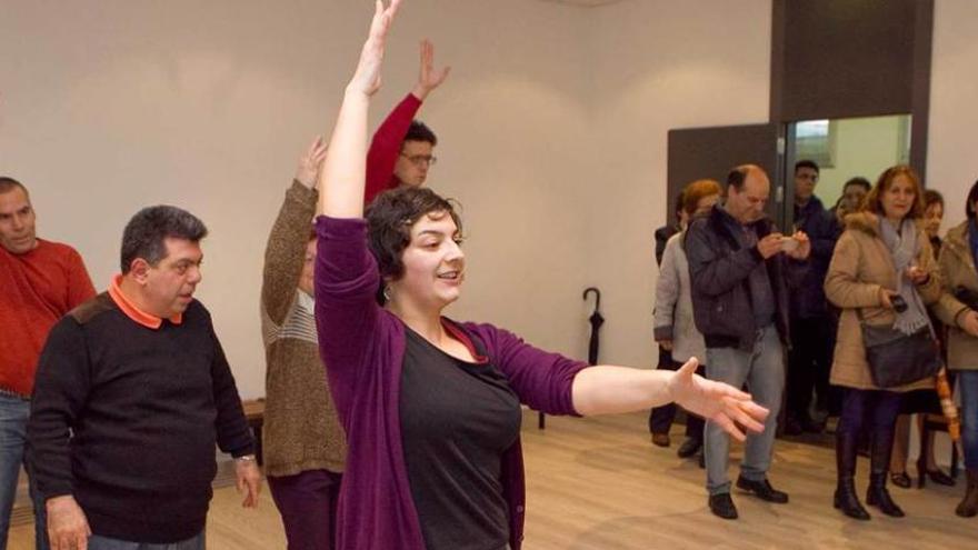 A la izquierda, una actividad de baile de alumnos del programa de apoyo. A la derecha, participantes en uno de los talleres que organiza el servicio municipal.
