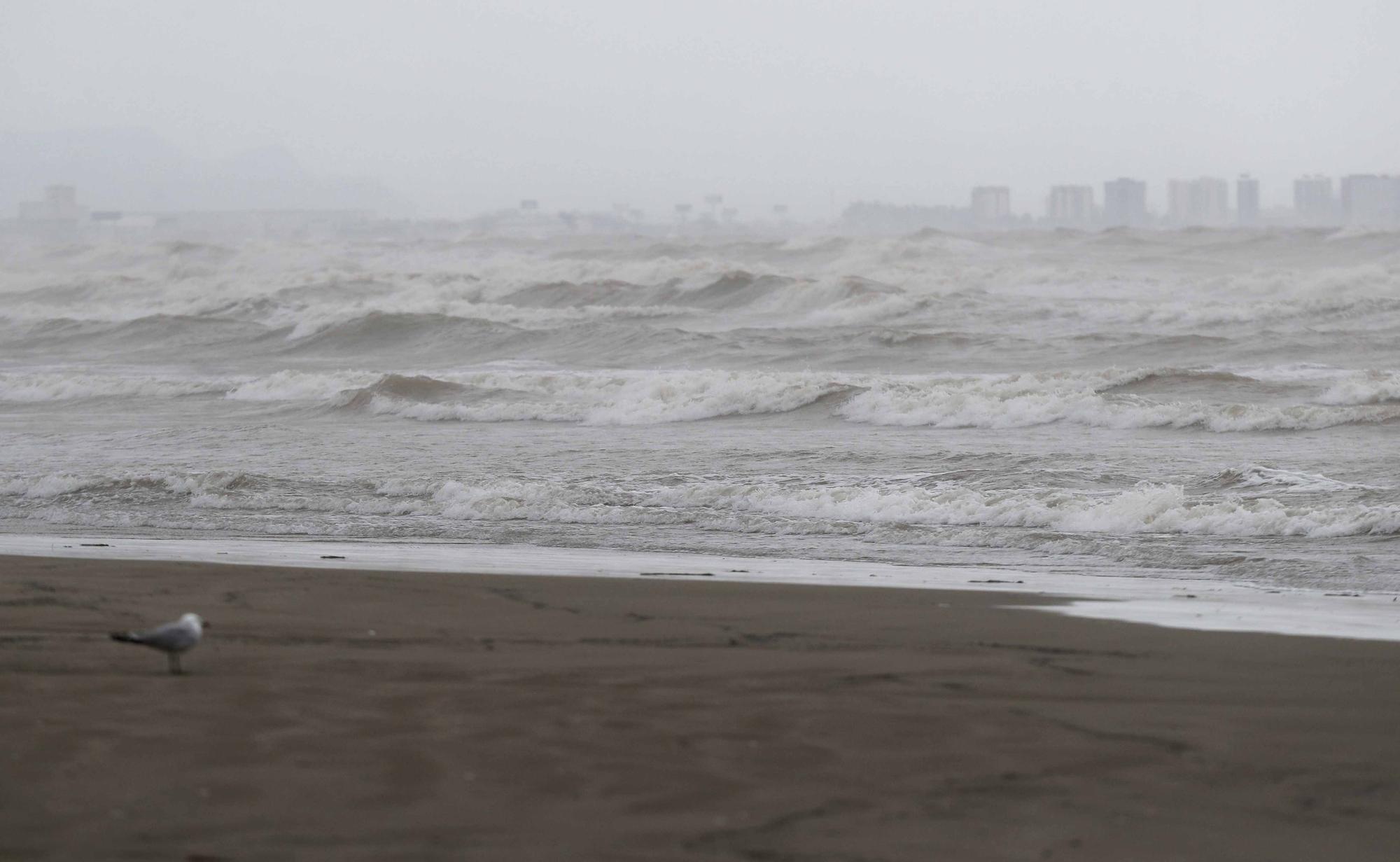 Así ha quedado La Malvarrosa por el fuerte temporal