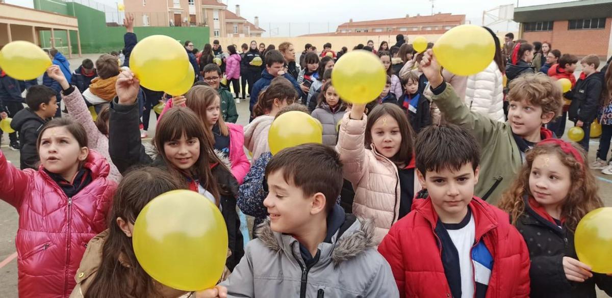 Niños de La Vega preparando el gran lazo dorado en el patio grande. | E. P.