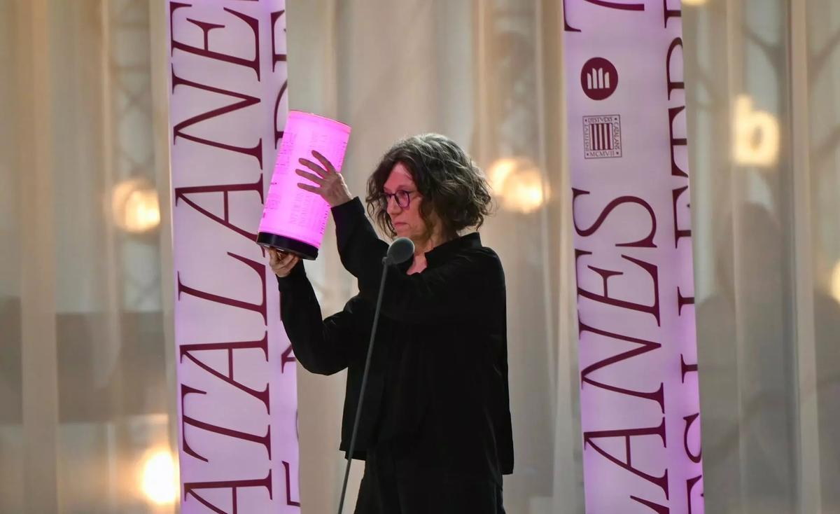 Antònia Carré-Pons recoge el premio Òmnium a la mejor novela del año