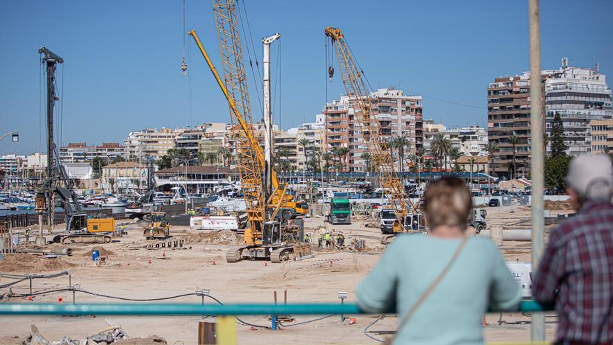 La promotora de la zona de ocio de Torrevieja toma medidas por si halla restos de bombas de la Guerra Civil