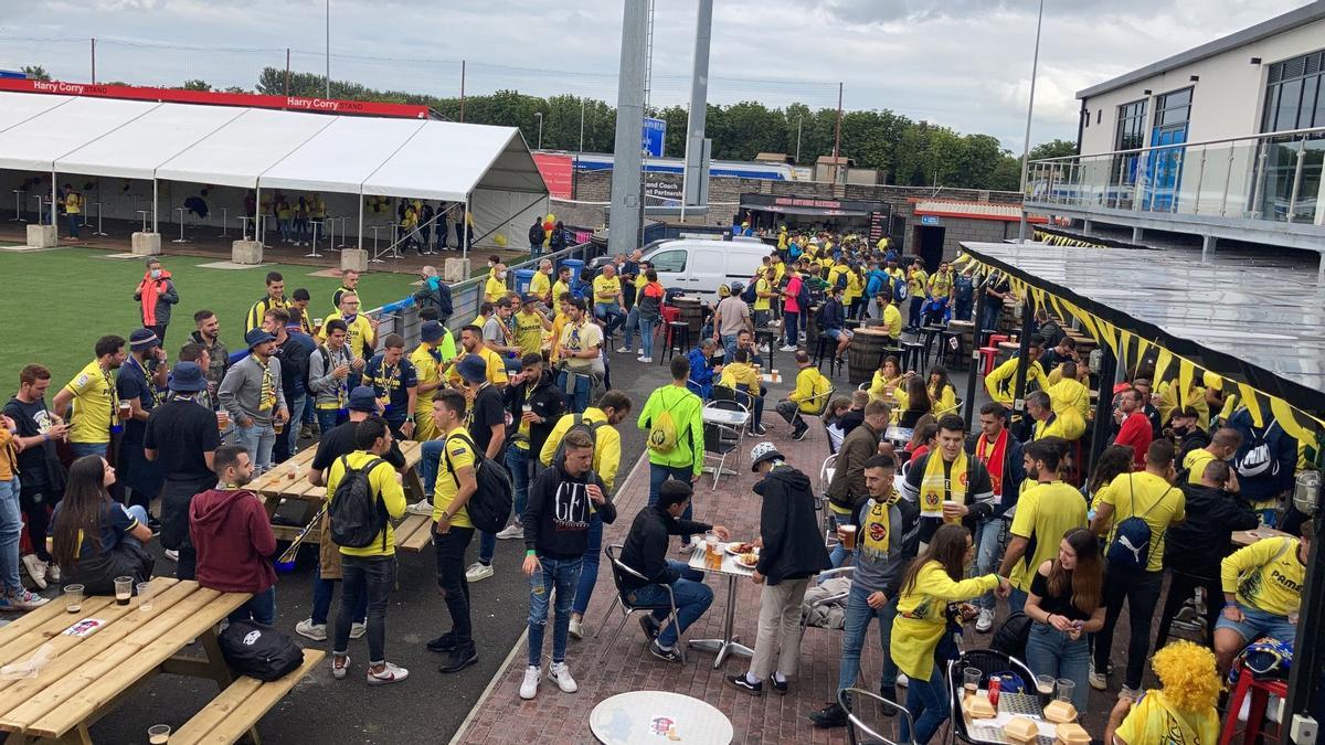 La afición del Villarreal da color a Belfast en la previa de una final histórica