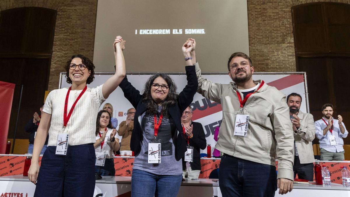 Aitana Mas y Alberto Ibáñez toman las manos de Mónica Oltra tras intervenir en el congreso de Iniciativa, este sábado.