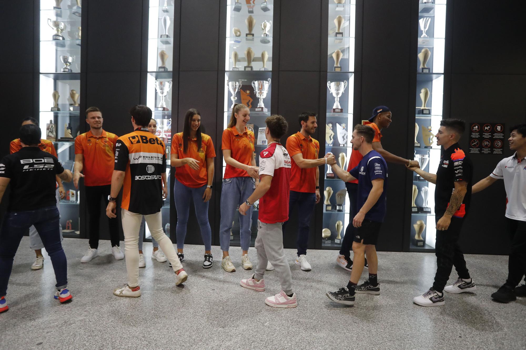 Los pilotos del Mundial de Motociclismo juegan a baloncesto en L´Alqueria del Basket