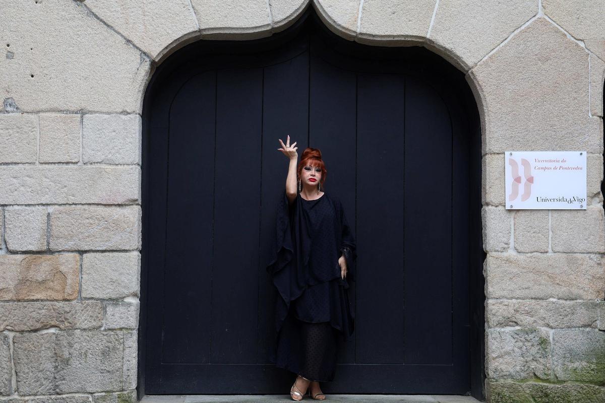 La artista Yurena, en el casco histórico de Pontevedra.
