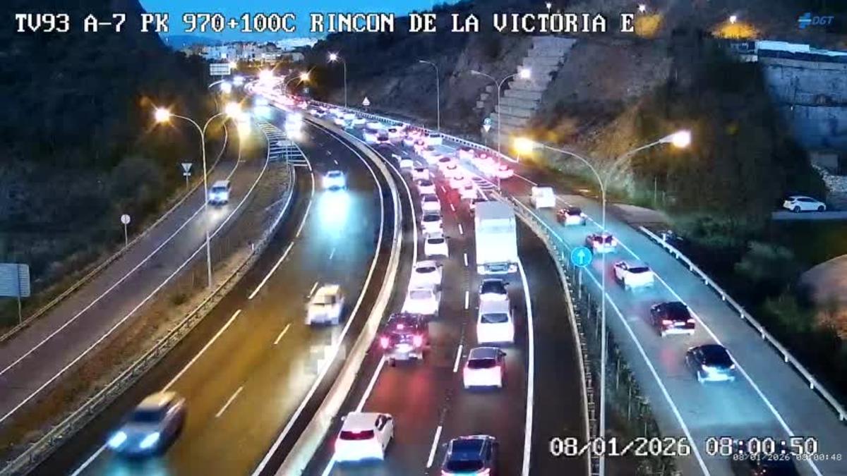 Atasco a la altura del kilómetro 970 de la A-7, en Rincón de la Victoria.
