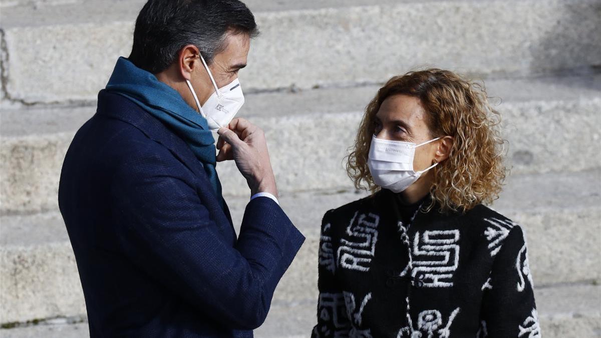 El presidente del Gobierno conversa con la presidenta del Congreso,  Meritxell Batet.