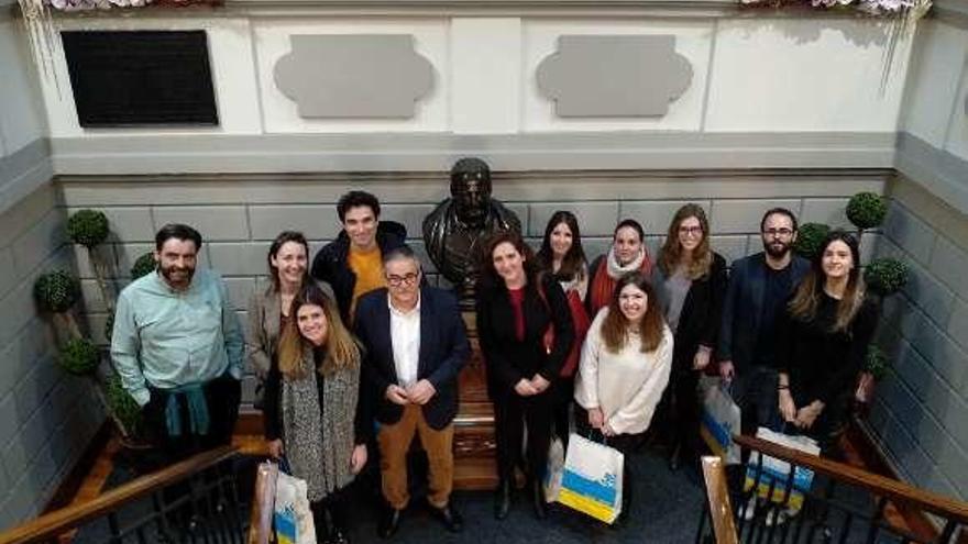 Los alumnos, con el alcalde de Mieres, en el Ayuntamiento.