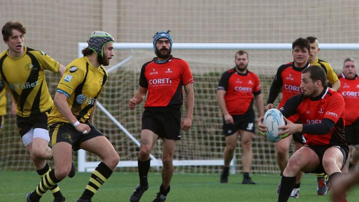 Partido de la temporada pasada entre los equipos de Lalín y Santiago. |  // BERNABÉ / ANA AGRA