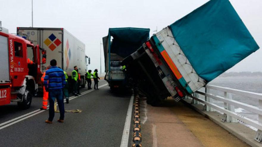 El camión volcado en el puente de A Illa. // Iñaki Abella