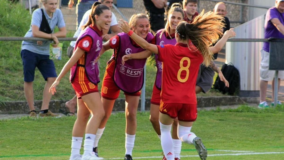 Jugadoras de la selección española sub-19 celebrando el pase a las semifinales del Europeo