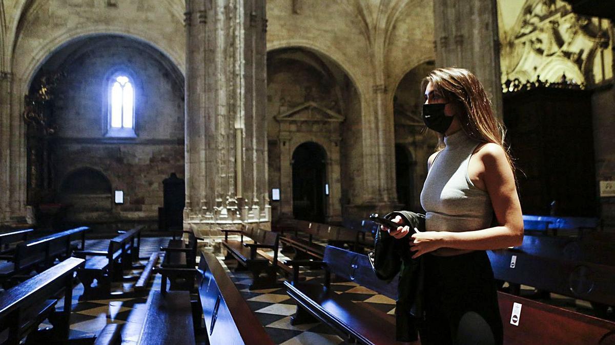 Una visitante en la Catedral de Oviedo con la audioguía. | Julián Rus