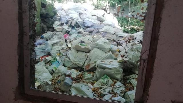 La ventana de la casa afectada, con vistas a los residuos arrojados al terreno. | FDV