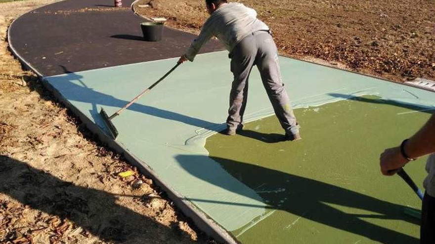 Obras de la nueva pista de Atletismo, en Tomiño. // D.P.