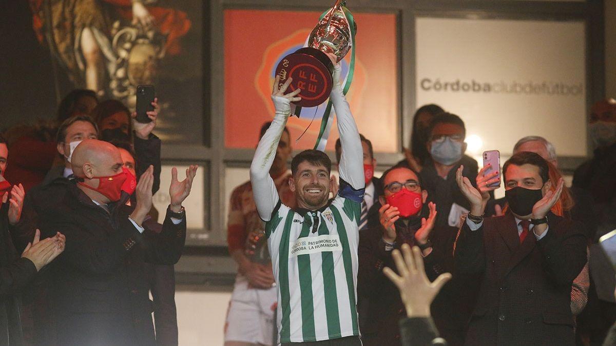 Javi Flores levanta la Copa RFEF.