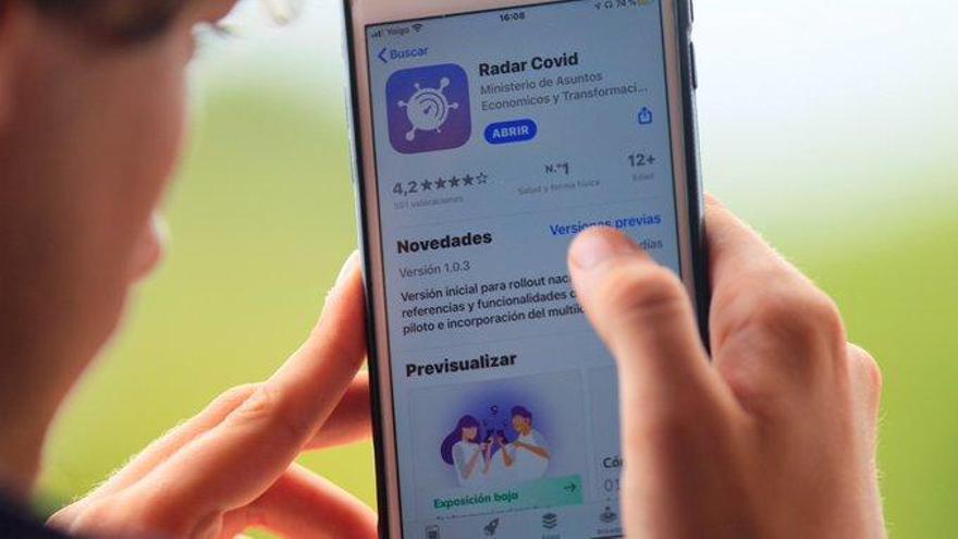 Un usuario consulta en su móvil la &#039;app&#039; Radar Covid.