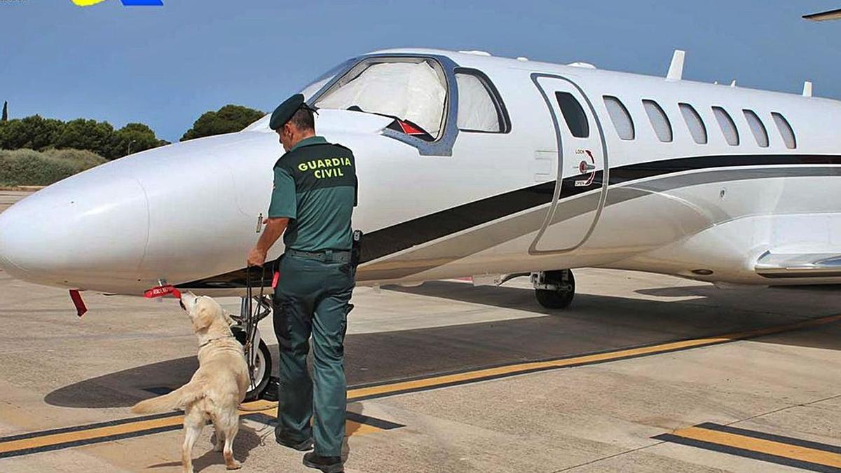La Guardia Civil inspeccionando un vuelo privado a su llegada al aeropuerto de Eivissa. | GUARDIA CIVIL