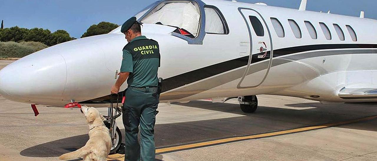 La Guardia Civil inspeccionando un vuelo privado a su llegada al aeropuerto de Eivissa. | GUARDIA CIVIL