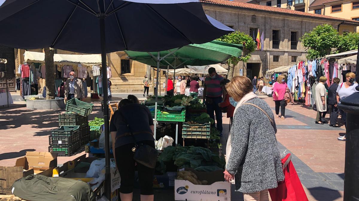 Compras al sol en El Fontán, en Oviedo.