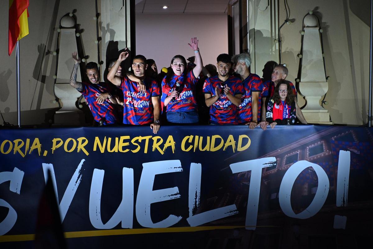 Así ha sido la rúa de celebración y fiesta de ascenso del Eldense