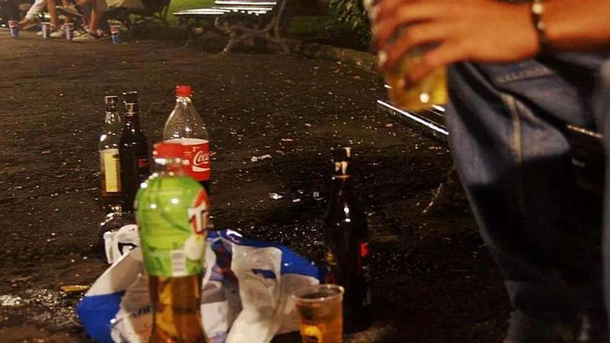 Botellas y vasos en una zona de ocio nocturno, en una imagen de archivo vinculada al consumo de alcohol entre jóvenes.