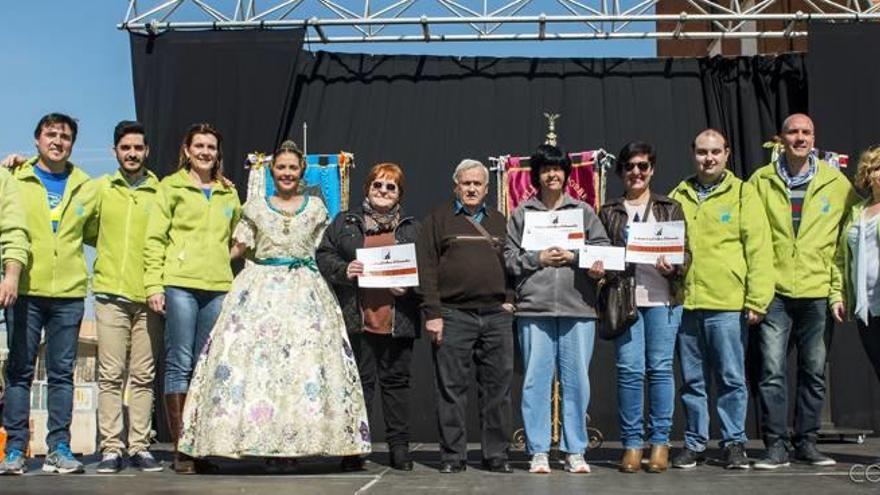 Representantes de las asociaciones que recibieron las donaciones falleras.