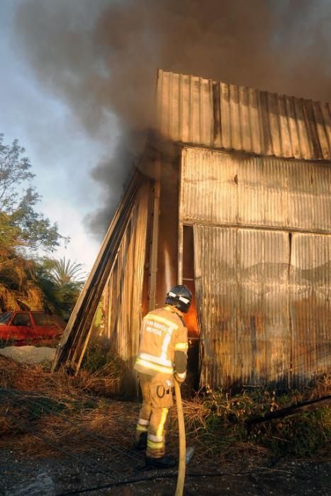 Arde una tienda de neumáticos en Murcia