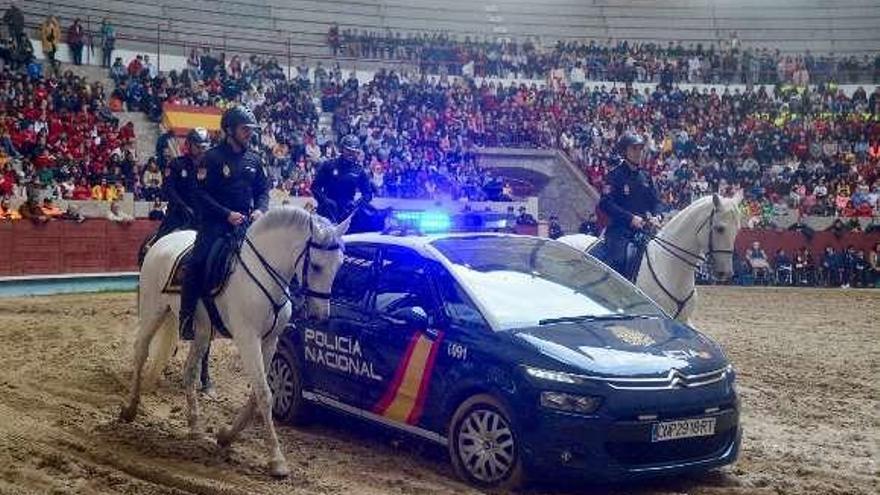 Los caballos escoltaron un coche de la Policía Nacional. // R.V.