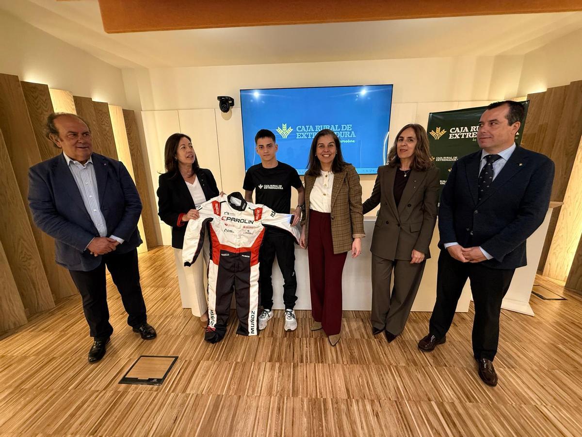 Rubén Muñoz, con María Navarro, Urbano Caballo y Rocío Morales, tras la firma.