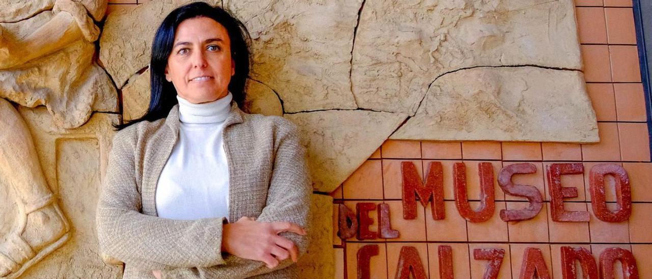 La directora del Museo del Calzado, Loles Esteve, cumple este mes su quinto año en el cargo. | ÁXEL ÁLVAREZ