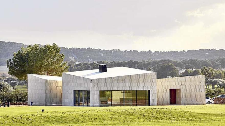 Das größtenteils mit Marès gebaute Haus des Golfclubs von Santa Ponça. Die Fassade ist dem Steinbruch nachempfunden, aus dem der Sandstein stammt.