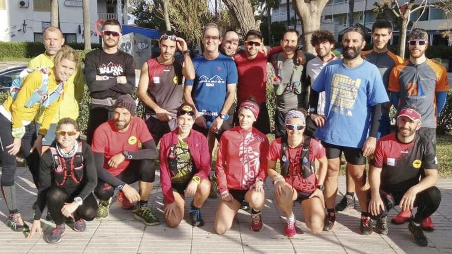 Los corredores y técnicos de la selección balear, durante su encuentro en Alcúdia.  toni suñer