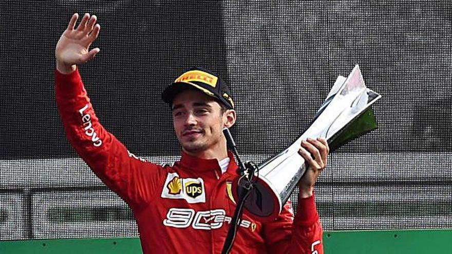 Charles Leclerc celebra la seva segona victòria consecutiva al podi del Gran Premi d&#039;Itàlia, al circuit de