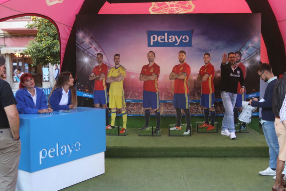 Cientos de aficionados hacen cola durante todo el jueves para fotografiarse con los trofeos de La Roja