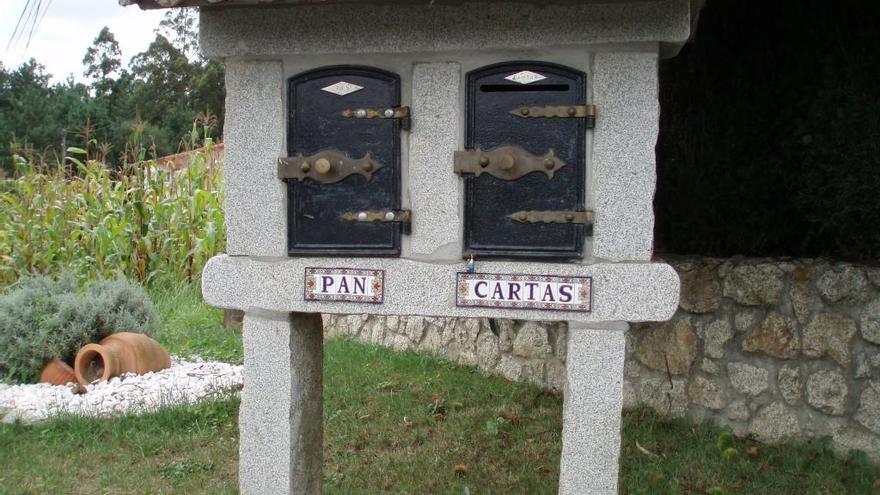 Las obras afectan al famoso buzón de correos de Porzomillos