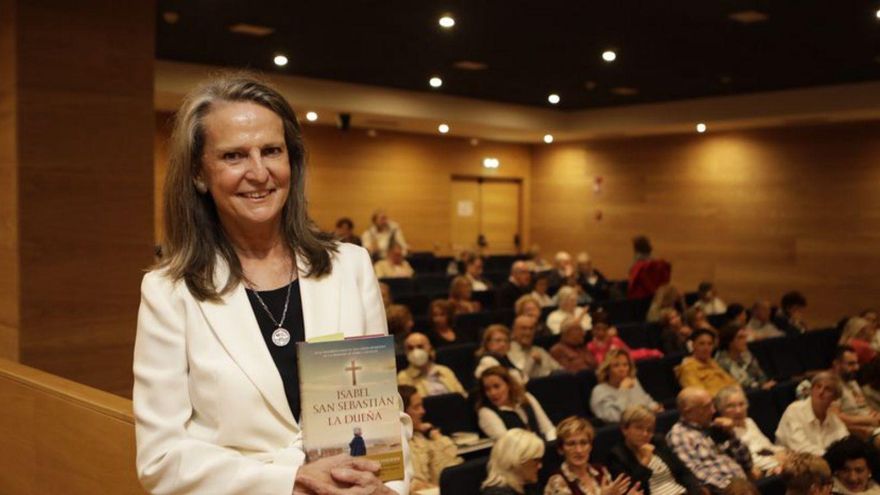 Isabel San Sebastián, en el Colegio de Abogados con &quot;La Dueña&quot;