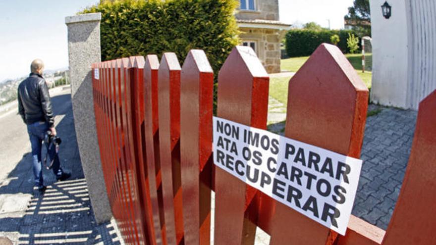 El portal de la vivienda del alcalde de Nigrán, Alberto Valverde