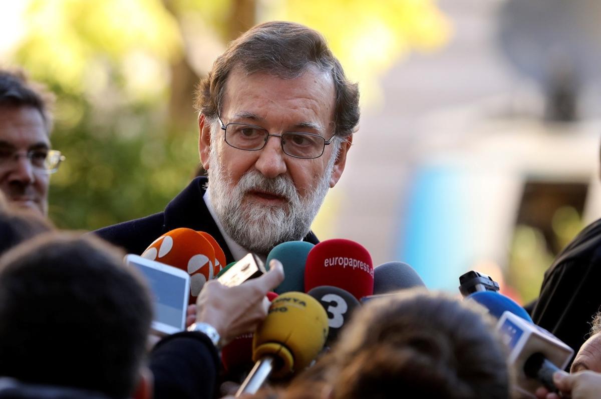 GRAF2829  MADRID  21 11 2017 - El presidente del Gobierno  Mariano Rajoy  c   atiende a los medios de comunicacion a la salida de la capilla ardiente del fiscal general del Estado  Jose Manuel Maza  fallecido el sabado en Buenos Aires  Argentina   que ha sido instalada en la sede de la Fiscalia General del Estado  EFE Ballesteros