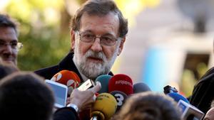 GRAF2829  MADRID  21 11 2017 - El presidente del Gobierno  Mariano Rajoy  c   atiende a los medios de comunicacion a la salida de la capilla ardiente del fiscal general del Estado  Jose Manuel Maza  fallecido el sabado en Buenos Aires  Argentina   que ha sido instalada en la sede de la Fiscalia General del Estado  EFE Ballesteros