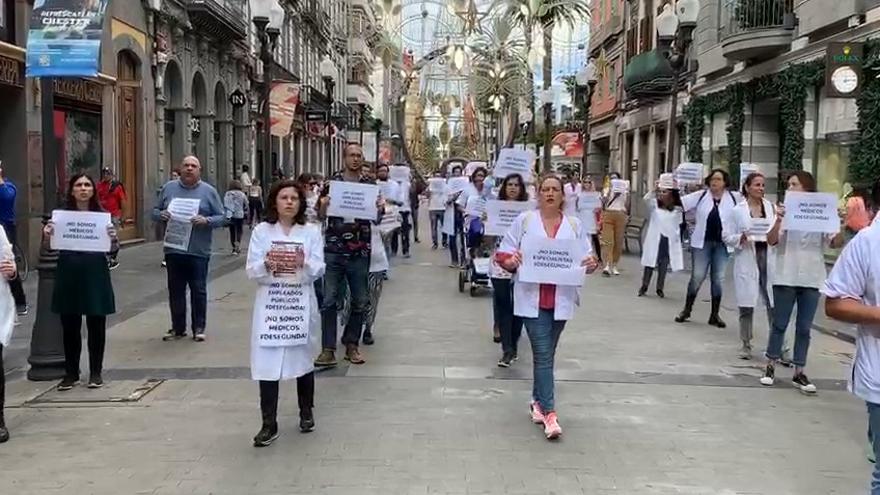 Concentración de médicos con contrato temporal en la sanidad pública de Canarias en la calle Triana de Las Palmas de Gran Canaria.