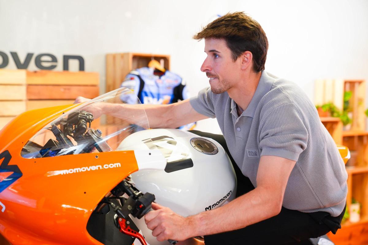 Álex Márquez, piloto de Gresini Racing, en el simulador de Momoven, empresa de la que es accionista.