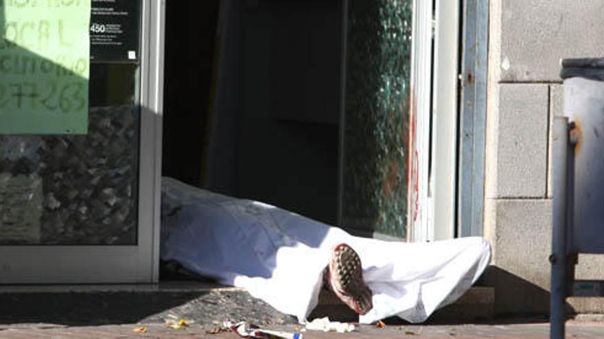 Imagen del cadáver junto al establecimiento en Vecindario.