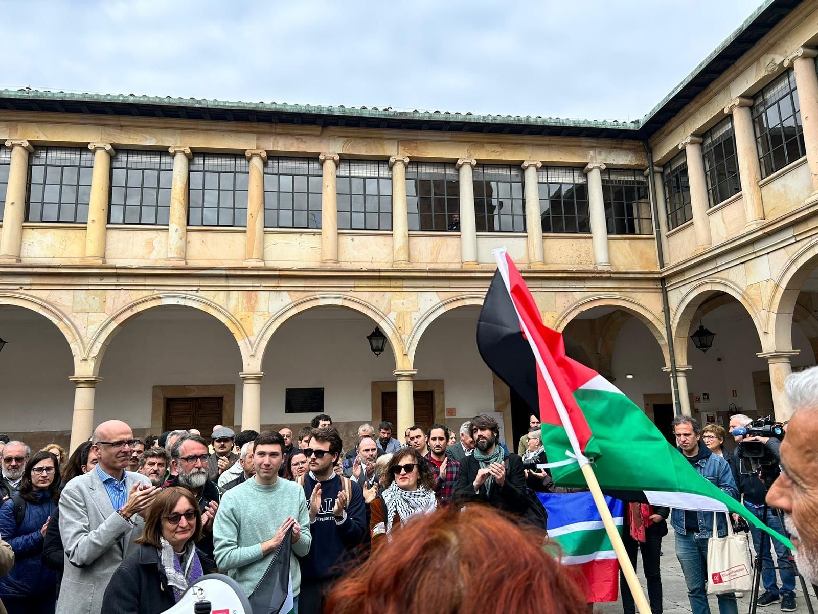 Concentración pro-palestina en el edificio histórico de la Universidad de Oviedo