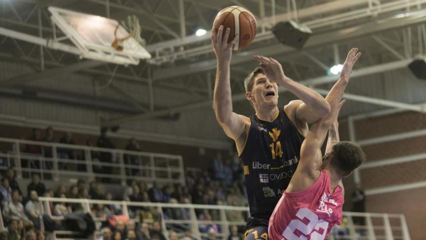 Una imagen del partido entre el Liberbank Oviedo Baloncesto y el Breogán en el polideportivo de Pumarín