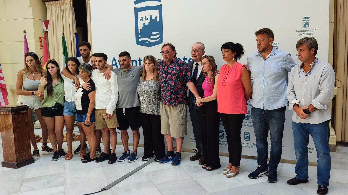 Familias de paddle surfistas desaparecidos en una rueda de prensa en el Ayuntamiento de Málaga.