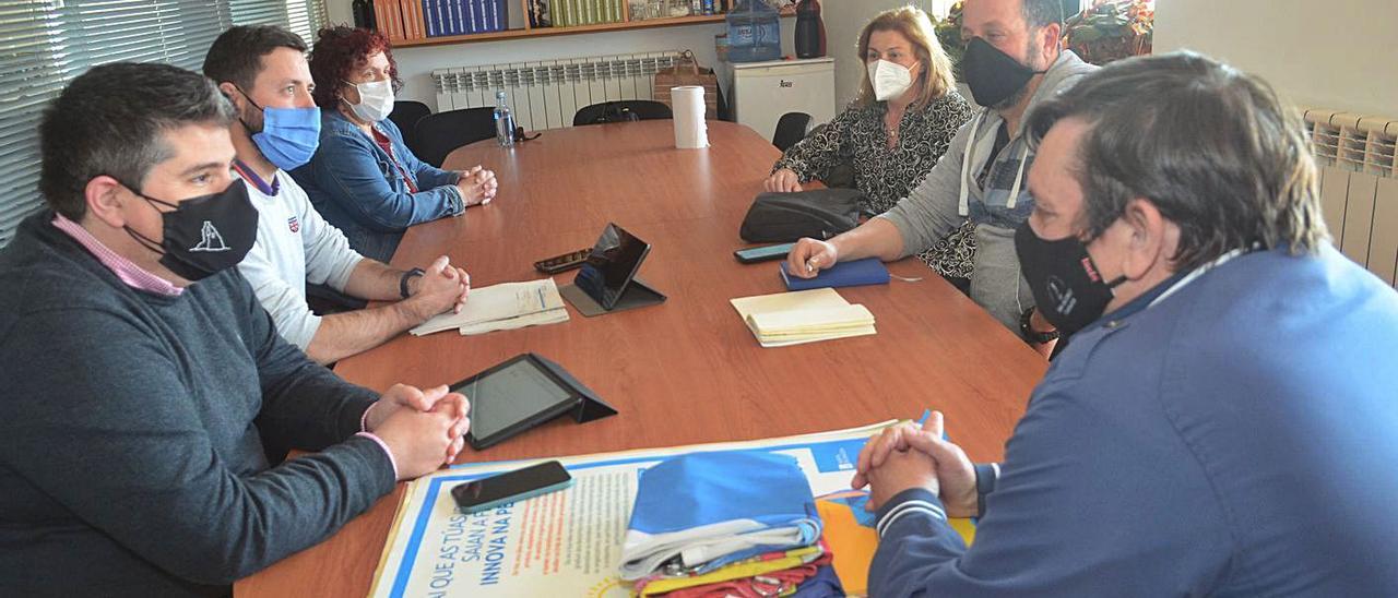 Mesa de trabajo de la Cofradía y el Ayuntamiento, ayer, en la sede del pósito.  | // NOÉ PARGA