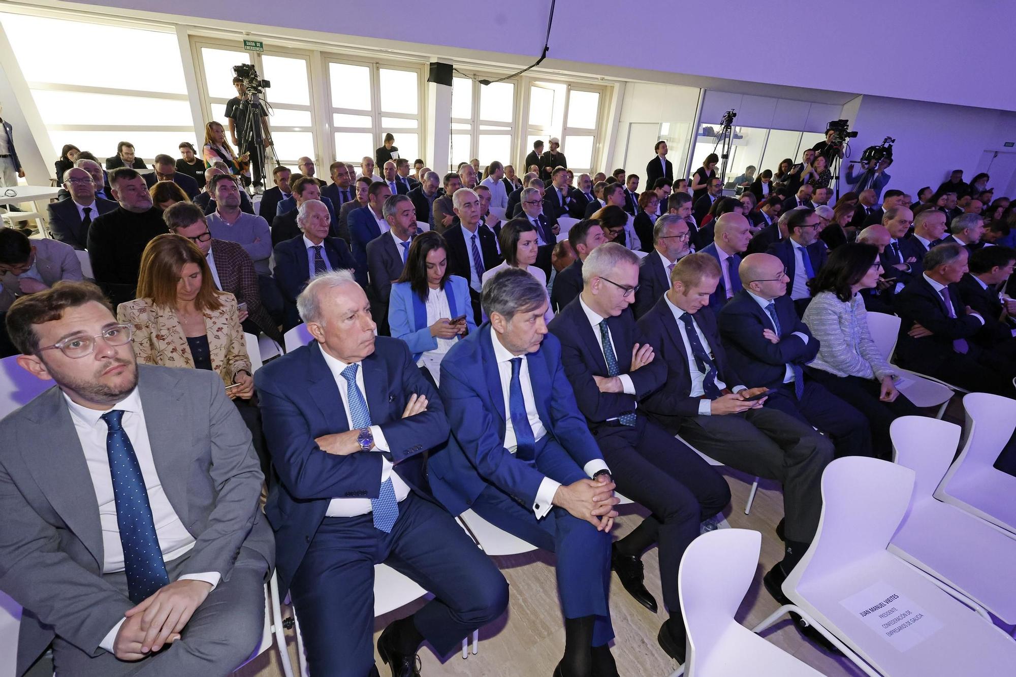 El poder político y empresarial se cita en Santiago
