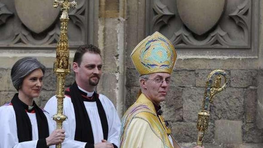 El arzobispo de Canterbury (d.), junto a una clériga mujer (i.).  // Efe