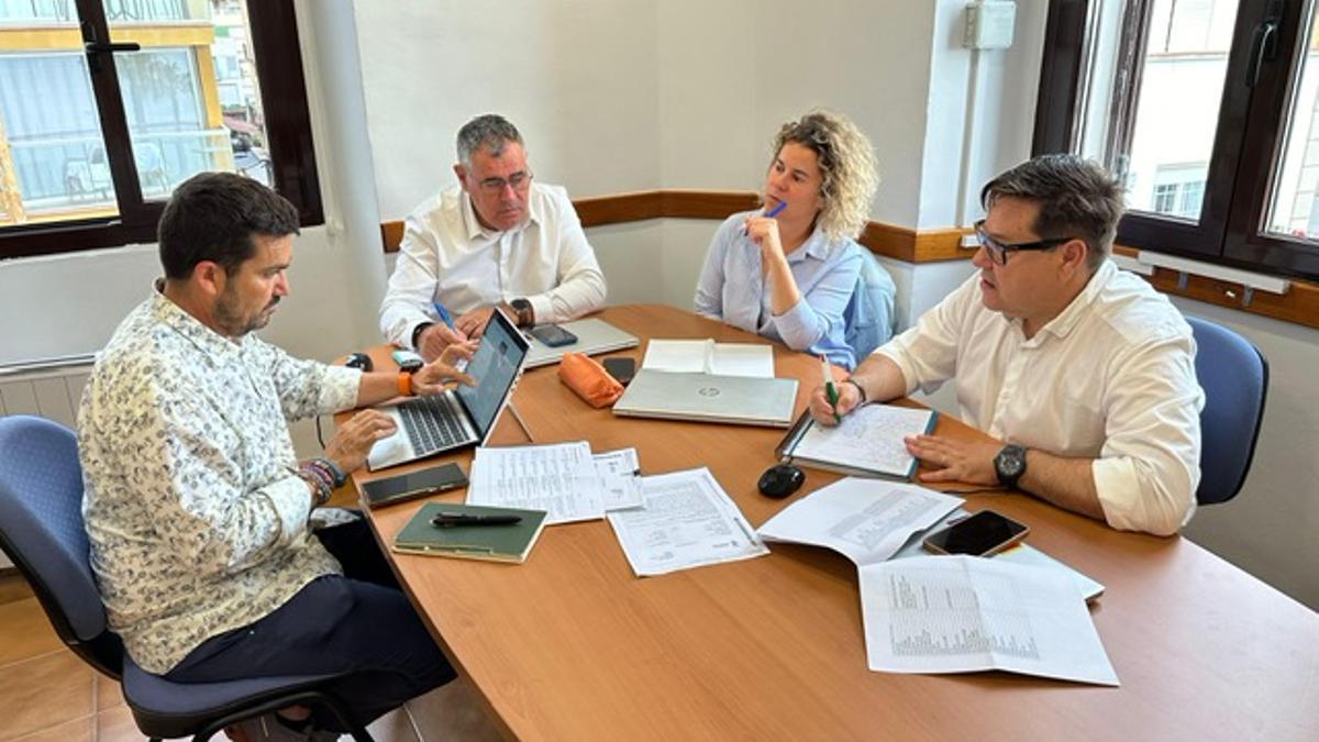 Els quatre regidors de Junts a l'Ajuntament de Lloret de Mar durant un reunió. D'esquerra a dreta, Nino Gómez,Carles Clos, Marina Nicolàs i Jordi Martínez