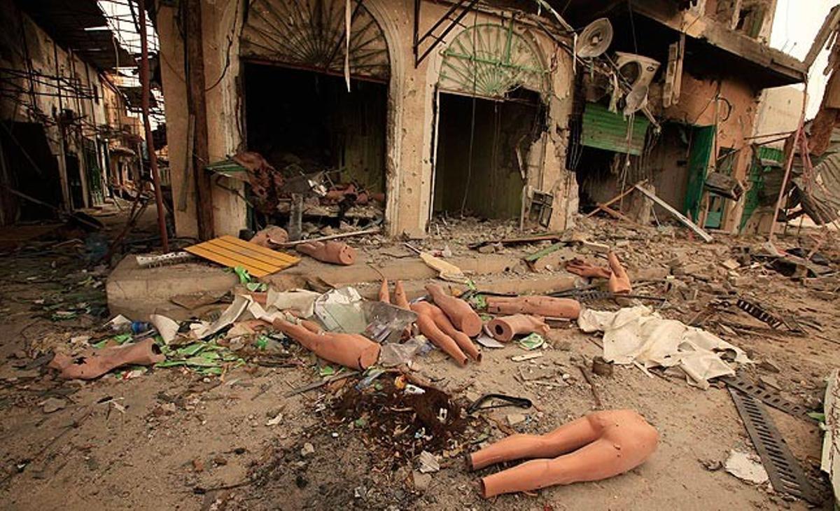 Uns maniquins trencats segueixen al carrer després que aquest diumenge a Misrata (Líbia) un atac de les tropes de Gaddafi hagi destruït un gran nombre de comerços, la majoria tancats durant els combats.